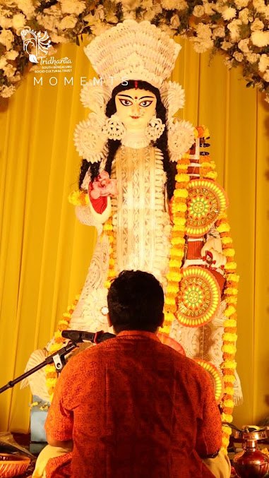 Durga idol and priest, Tridharaa Sarbojonin Durgotsav (South Bengaluru Socio Cultural Trust)